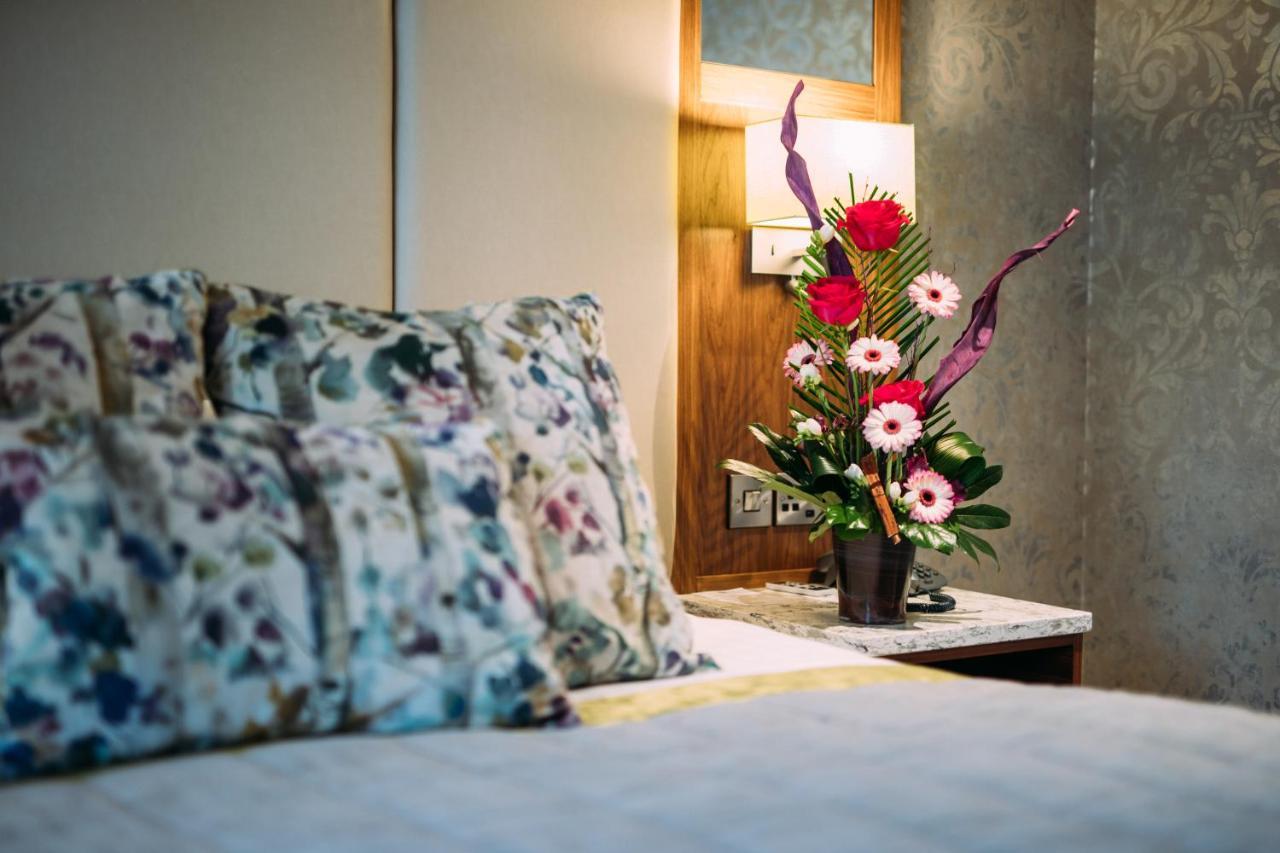 The Valley Hotel & Carriage Gardens Fivemiletown Bagian luar foto